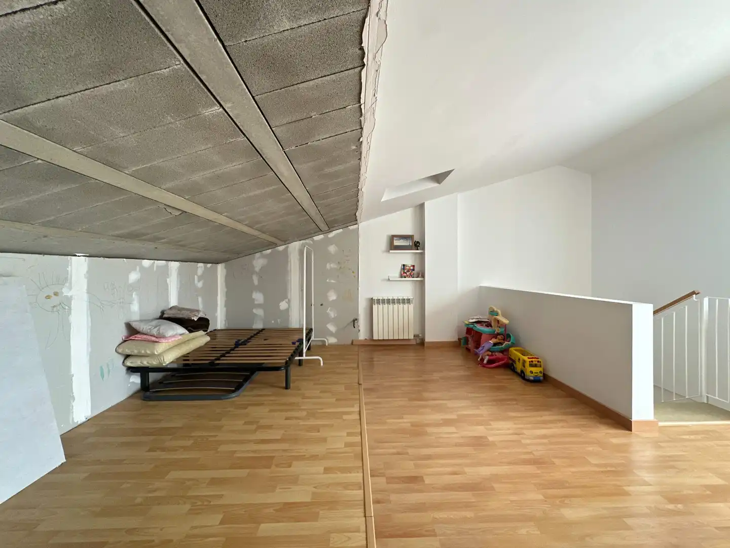 Einfamilien-Reihenhaus zum Verkauf in Sant Esteve Sesrovires mit Klimaanlage, Heizung und Privatgarten