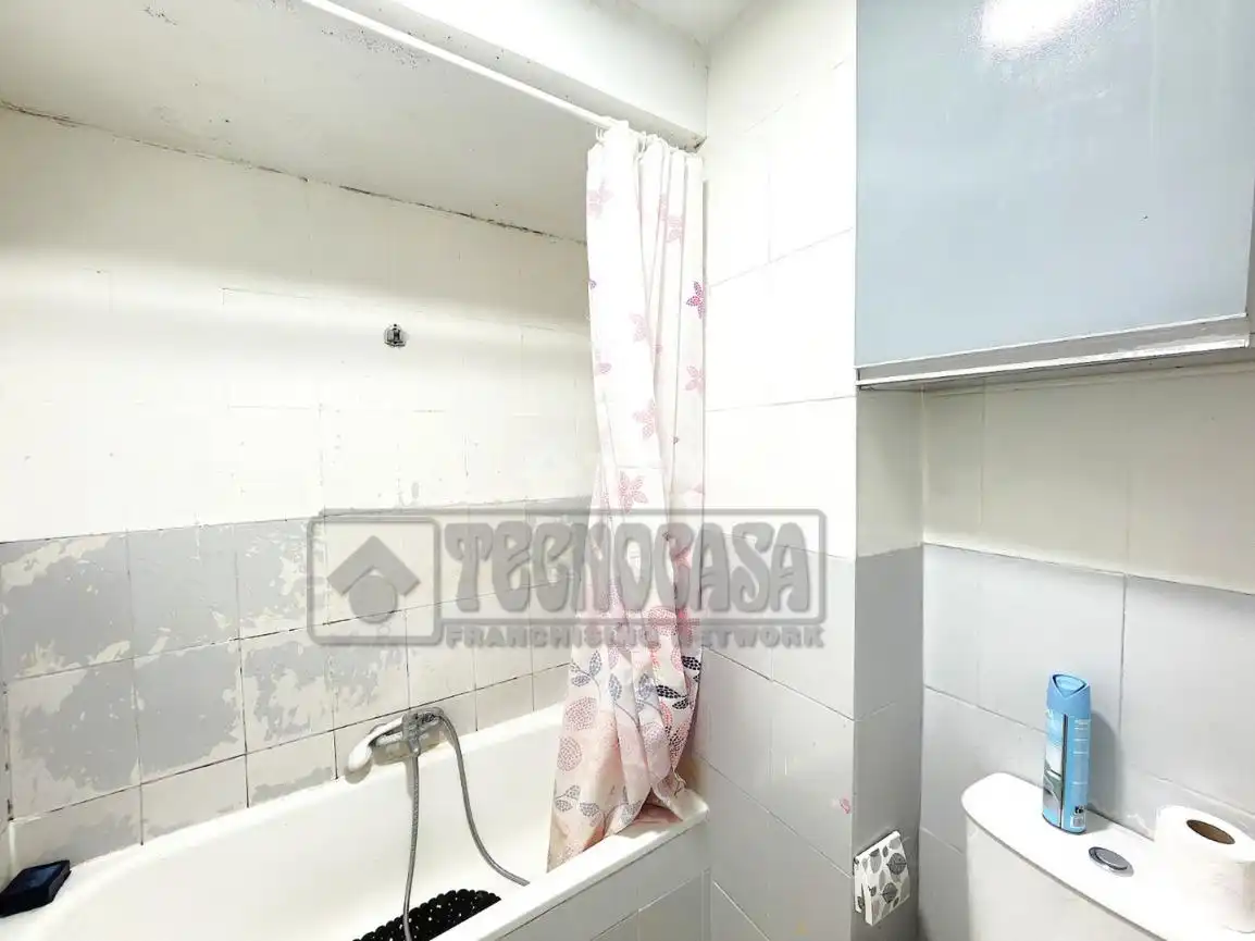 Bathroom of Flat for sale in Cuenca  with Heating and Parquet flooring