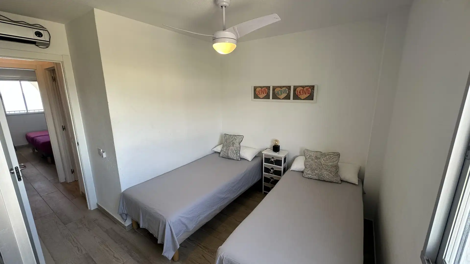 Dormitori de Apartament de lloguer en Fuengirola amb Jardí privat i Piscina comunitària