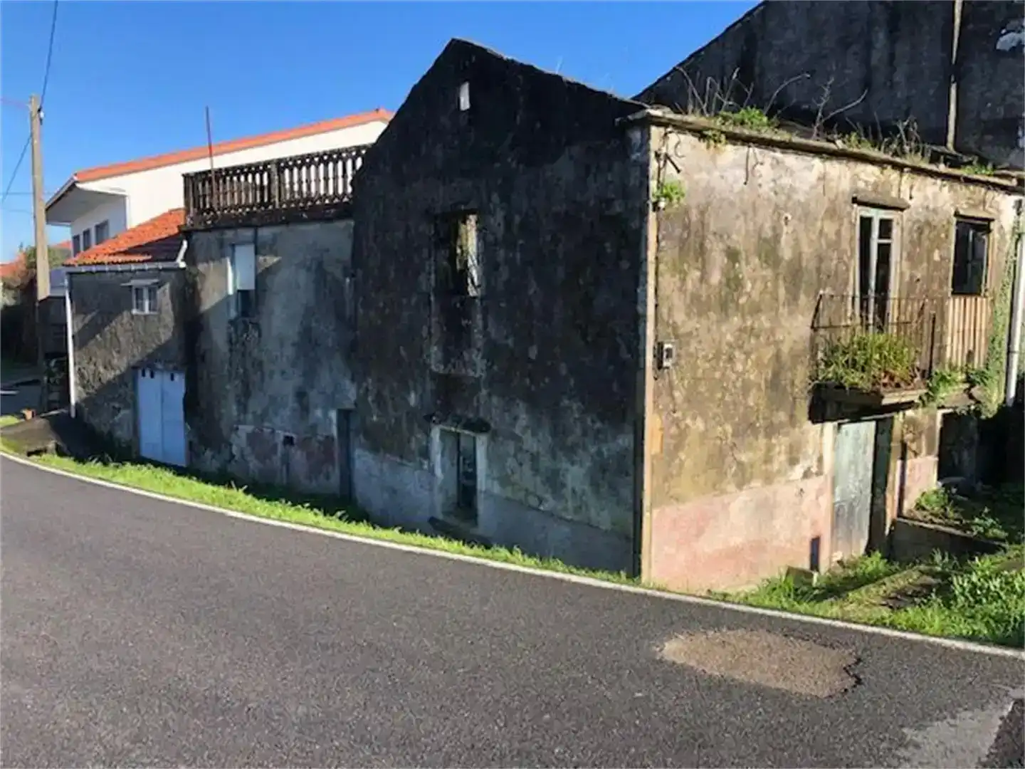 Vista exterior de Casa adosada en venda en Noia amb Jardí privat i Balcó