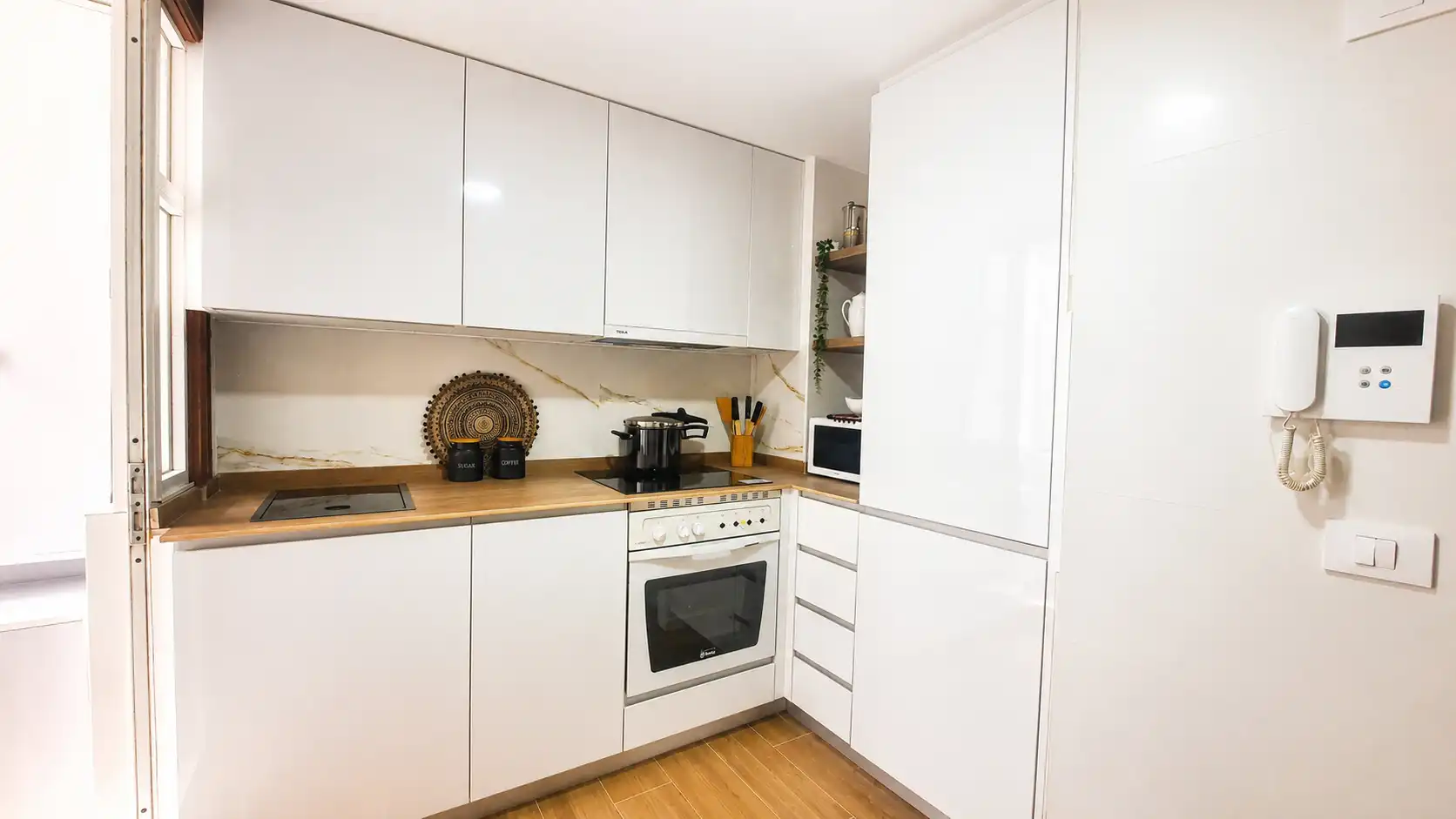 Kitchen of Flat for sale in Vigo   with Heating, Furnished and Oven