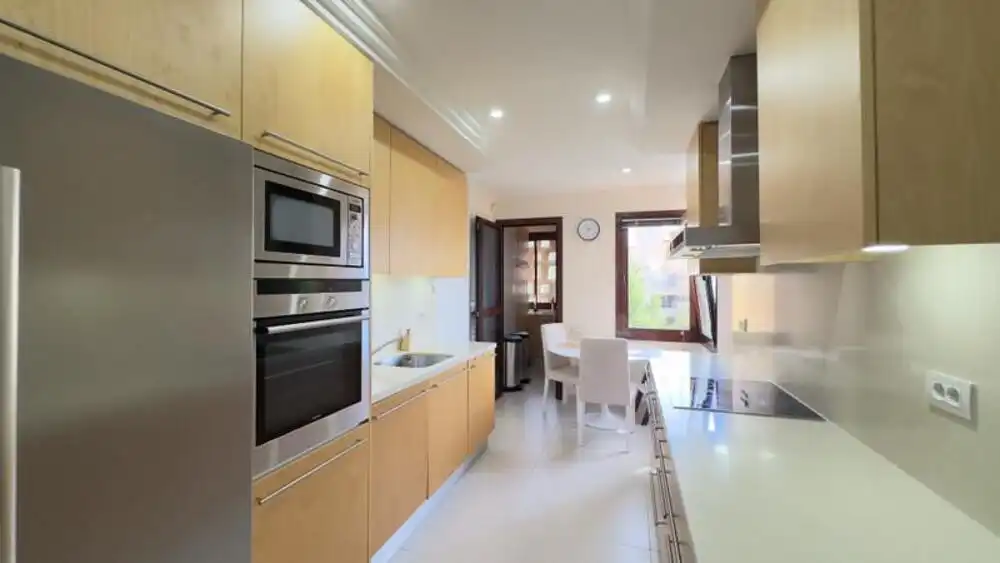 Cuina de Apartament de lloguer en Estepona amb Aire condicionat, Terrassa i Piscina