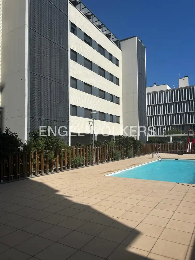 Schwimmbecken von Wohnung zur Miete in Badalona mit Klimaanlage, Heizung und Parkett