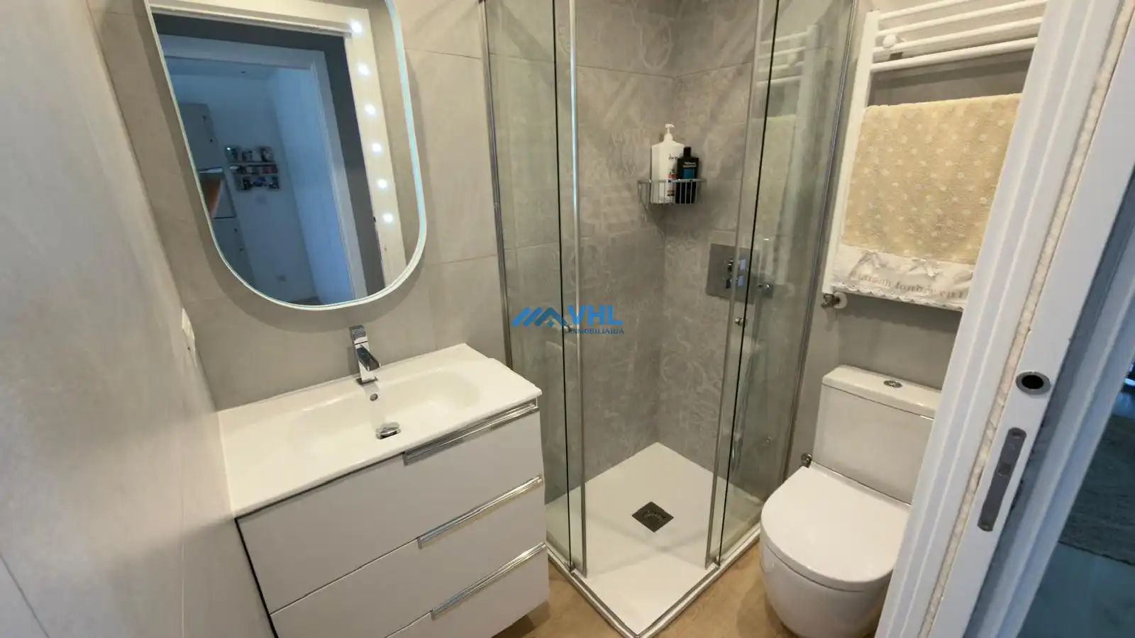 Badezimmer von Wohnung zum Verkauf in Castro-Urdiales mit Klimaanlage, Heizung und Terrasse