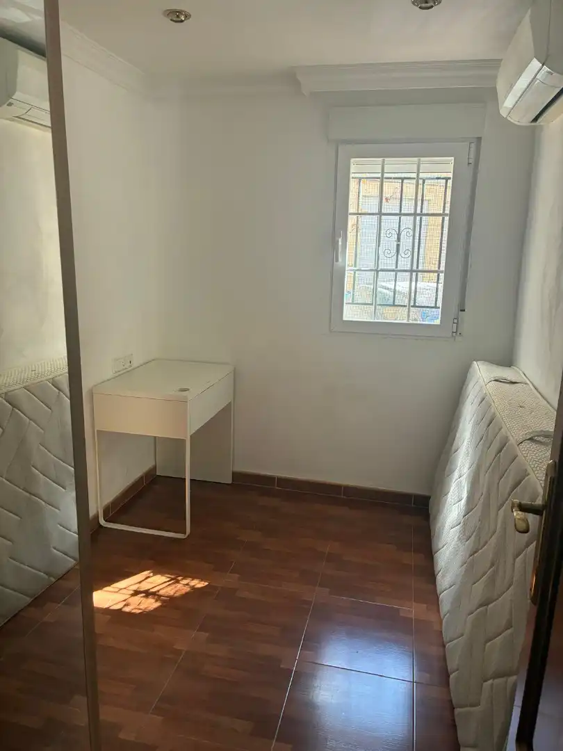Dormitori de Pis en venda en Granada amb Aire condicionat, Moblat i Forn