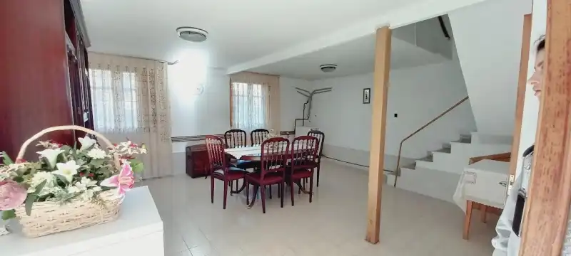 Esszimmer von Einfamilien-Reihenhaus zum Verkauf in Oviedo  mit Privatgarten, Möbliert und Ofen