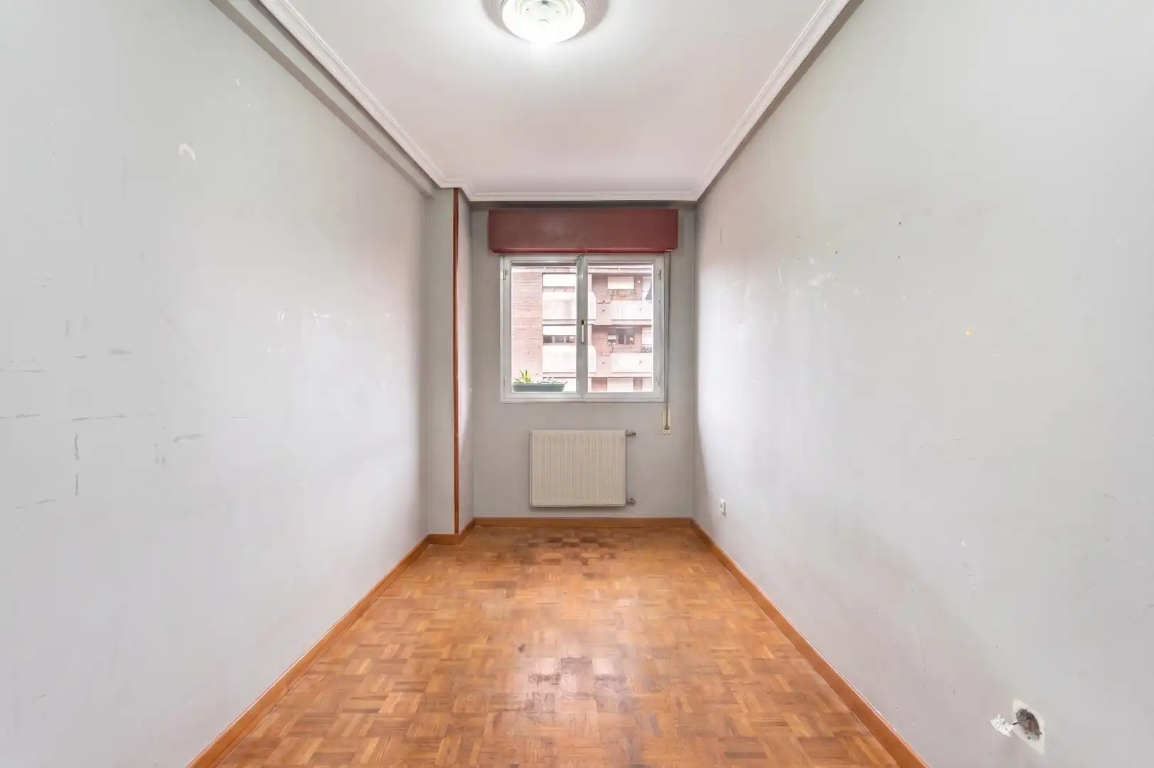 Dormitori de Apartament en venda en Oviedo  amb Calefacció, Terrassa i Balcó