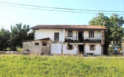 Vista exterior de Casa o xalet en venda en Castañeda amb Balcó