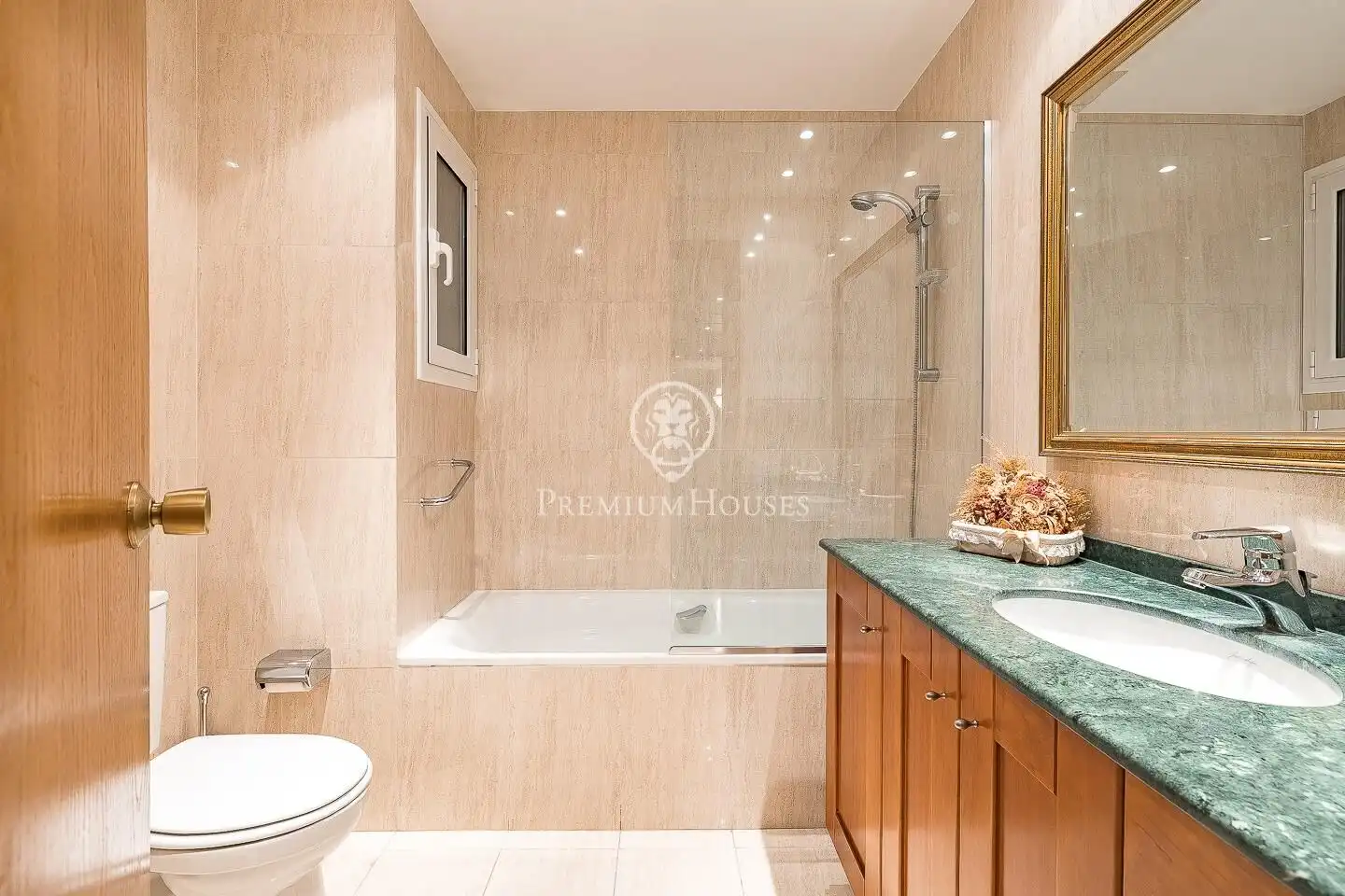 Baño de Piso en venta en Barcelona con Calefacción y Terraza