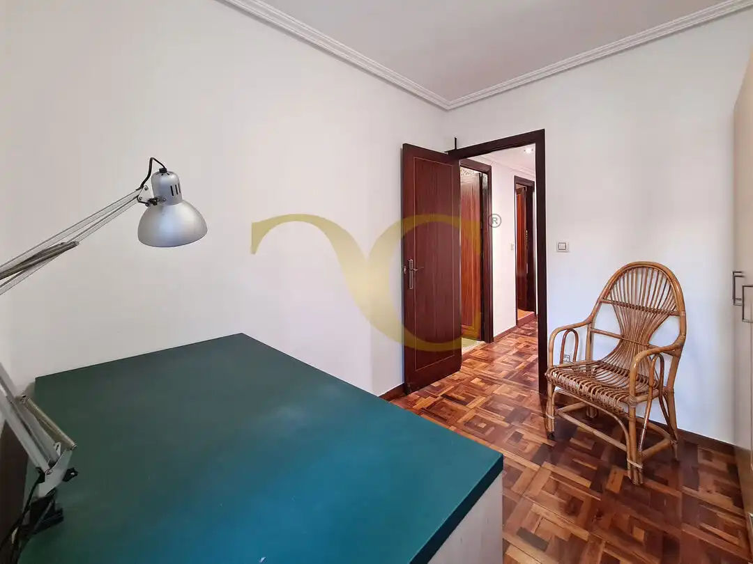 Habitación de Piso en venta en Oviedo  con Calefacción, Trastero y Amueblado