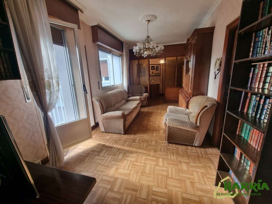 Sala d'estar de Pis en venda en Donostia - San Sebastián  amb Calefacció, Moblat i Balcó