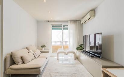 Sala d'estar de Pis en venda en  Barcelona Capital amb Aire condicionat, Parquet i Balcó