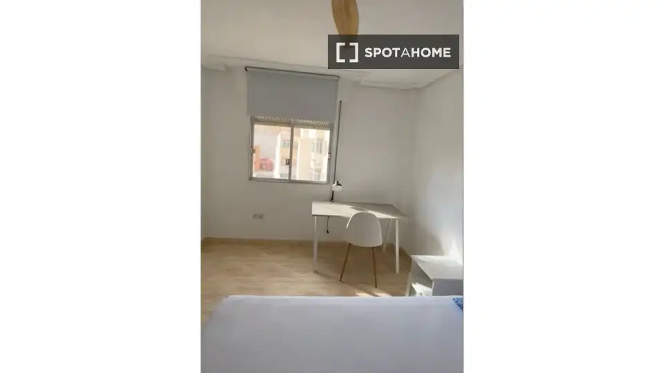 Bedroom of Flat for share in Almería  with Air Conditioner, Heating and Furnished