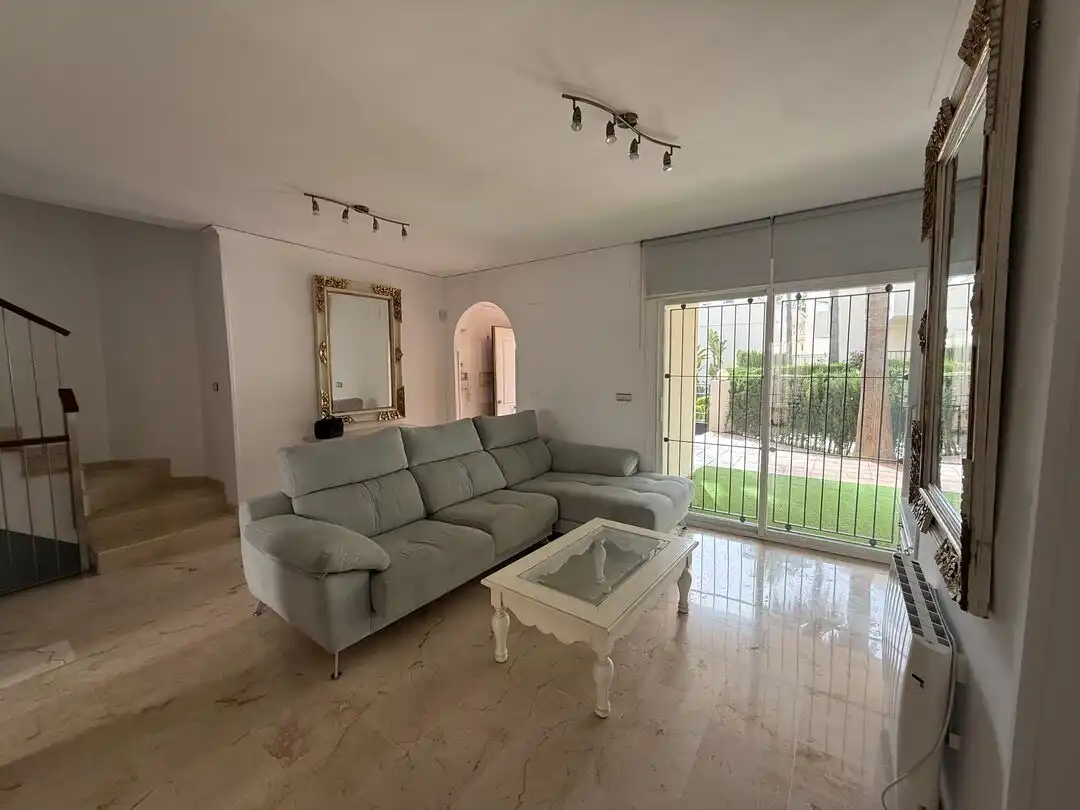 Sala de estar de Casa adosada en venta en Marbella con Jardín privado, Terraza y Trastero