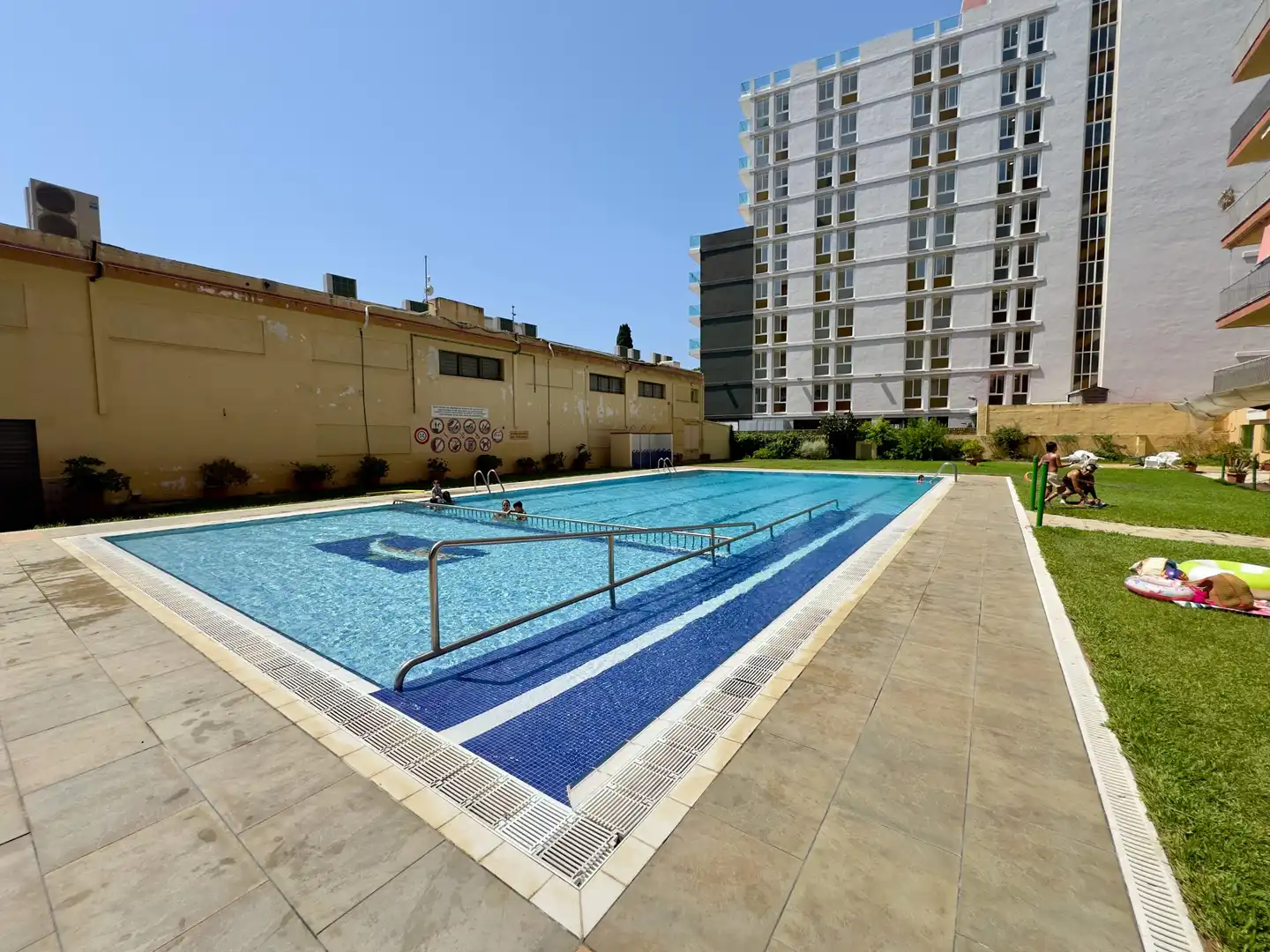 Piscina de Piso en venta en Malgrat de Mar con Jardín privado, Terraza y Balcón