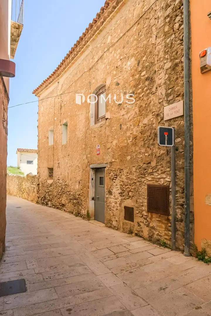 Vista exterior de Casa adosada en venda en Besalú amb Calefacció