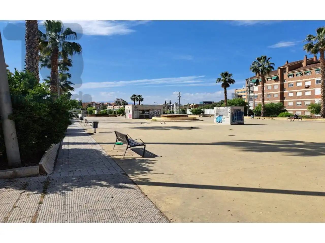 Außenansicht von Garage zum Verkauf in Granada