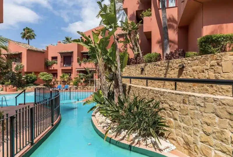 Vista exterior de Àtic de lloguer en Marbella amb Aire condicionat, Calefacció i Terrassa