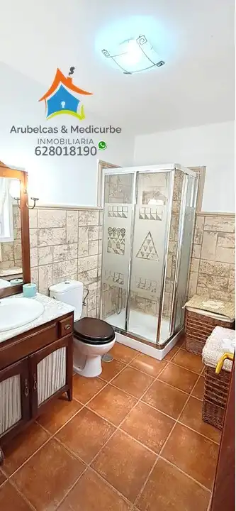 Badezimmer von Einfamilien-Reihenhaus zum Verkauf in Arucas mit Ofen, Mikrowelle und Balkon