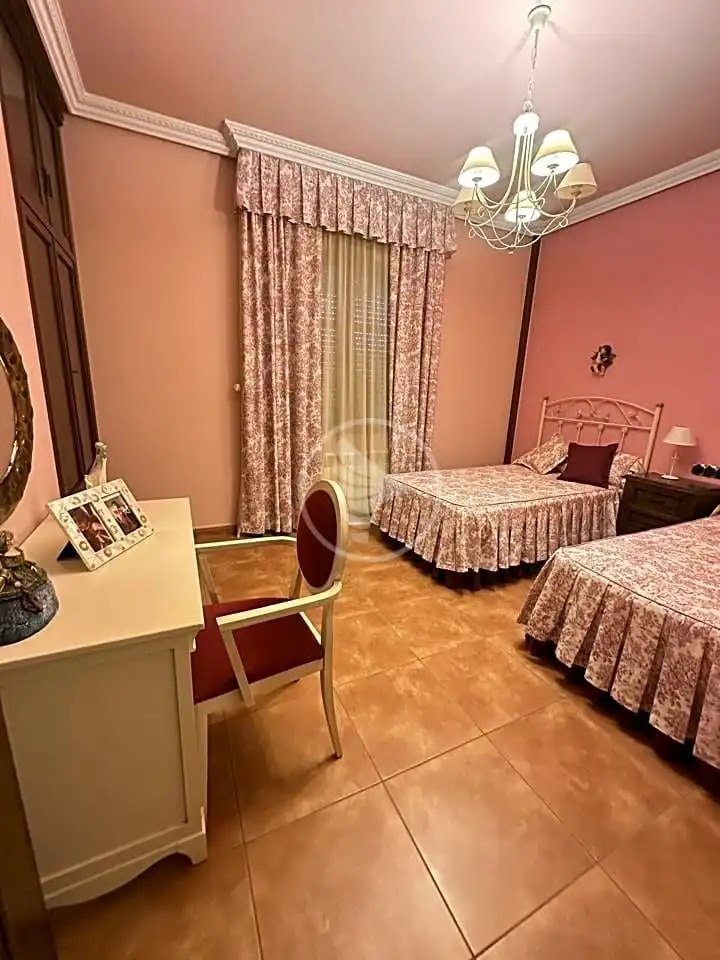Dormitori de Casa o xalet en venda en Linares amb Aire condicionat, Calefacció i Jardí privat