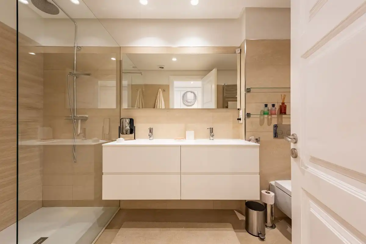 Bathroom of Flat for sale in Estepona  with Air Conditioner, Terrace and Storage room