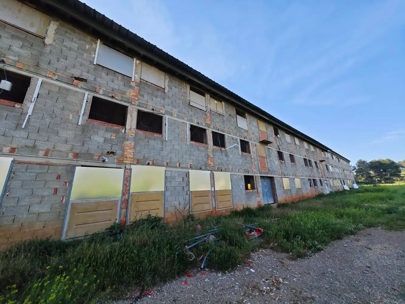 Außenansicht von Fabrikhallen zum Verkauf in Pinet