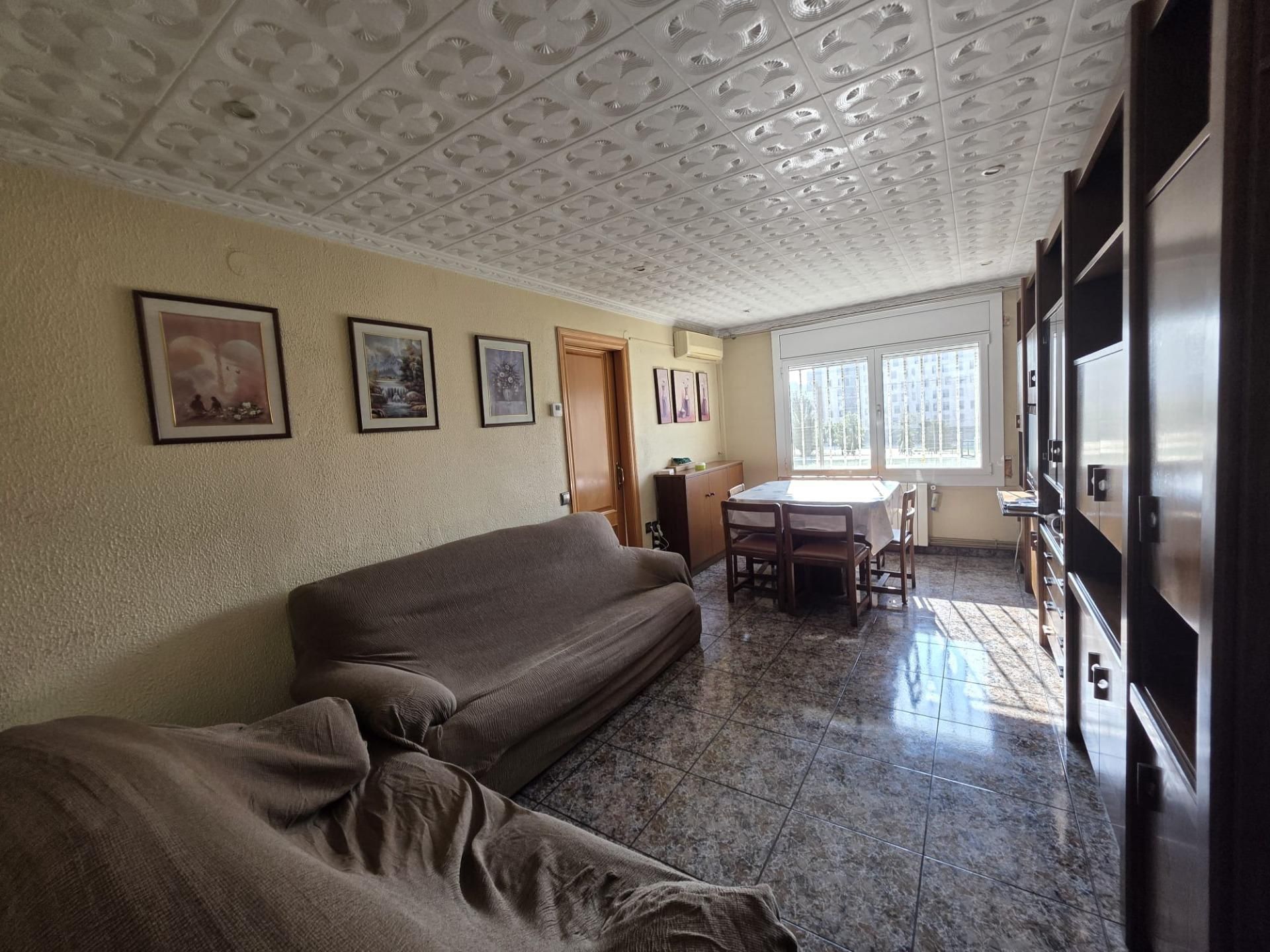 Sala d'estar de Pis de lloguer en Barberà del Vallès amb Calefacció