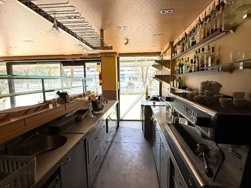 Cuina de Local en venda en Barcelona amb Aire condicionat i Calefacció