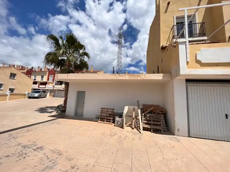 Vista exterior de Casa adosada en venta en Nerja con Calefacción, Terraza y Balcón