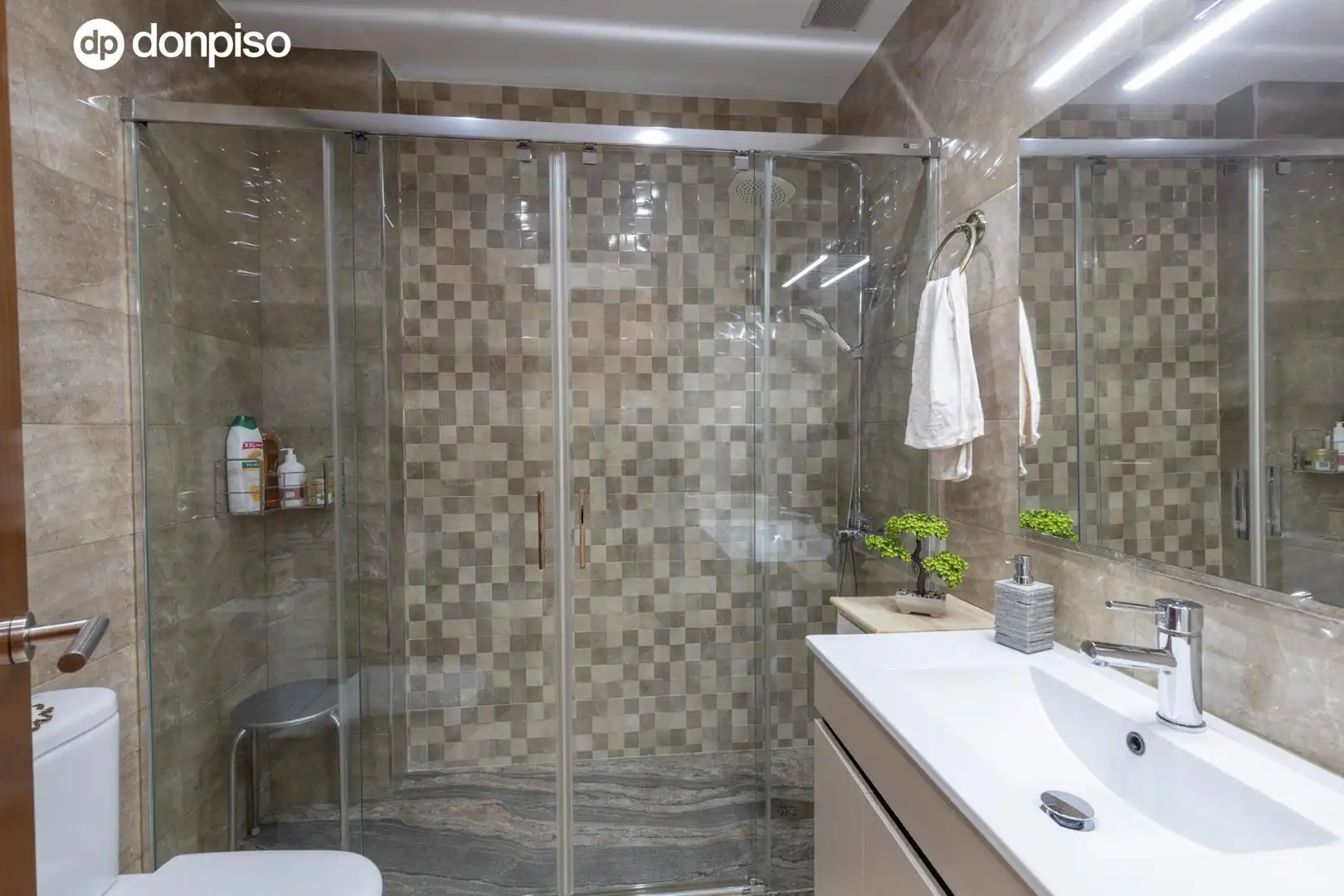 Badezimmer von Einfamilien-Reihenhaus zum Verkauf in Armilla mit Heizung