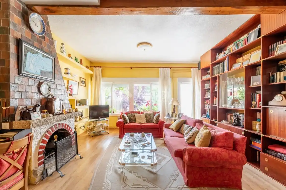 Sala de estar de Casa adosada en venta en Hoyo de Manzanares con Aire acondicionado, Calefacción y Jardín privado