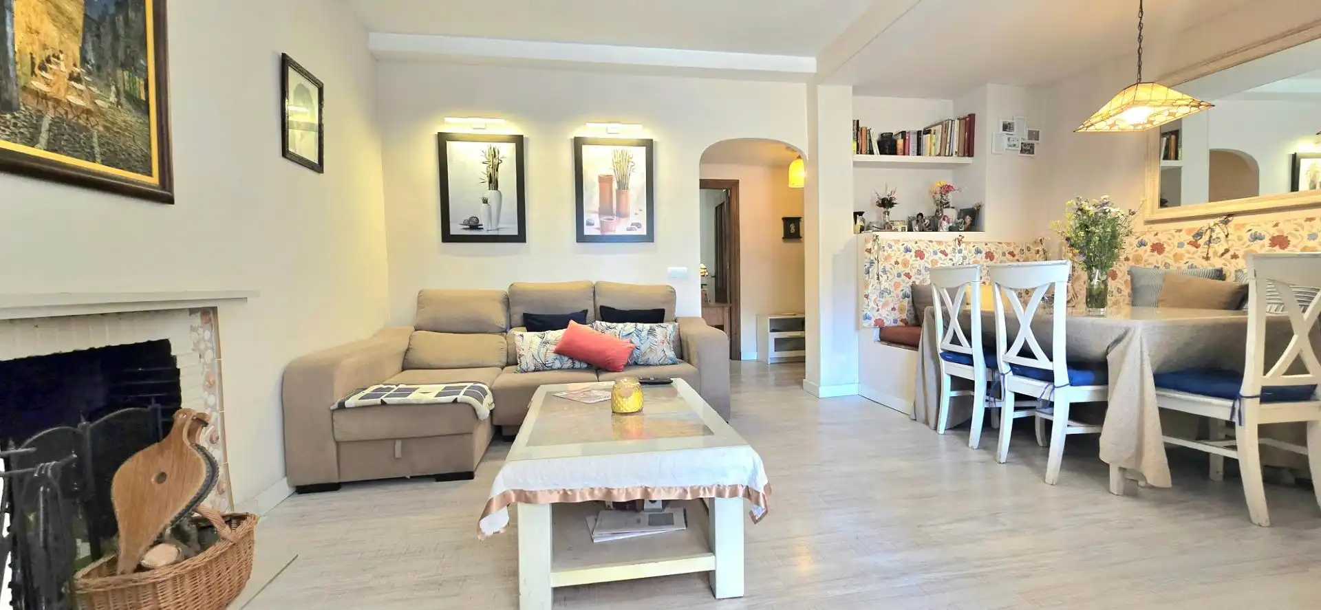 Sala d'estar de Planta baixa en venda en Marbella amb Aire condicionat, Jardí privat i Terrassa