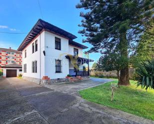 Vista exterior de Casa o xalet en venda en Ribadesella amb Calefacció, Jardí privat i Terrassa