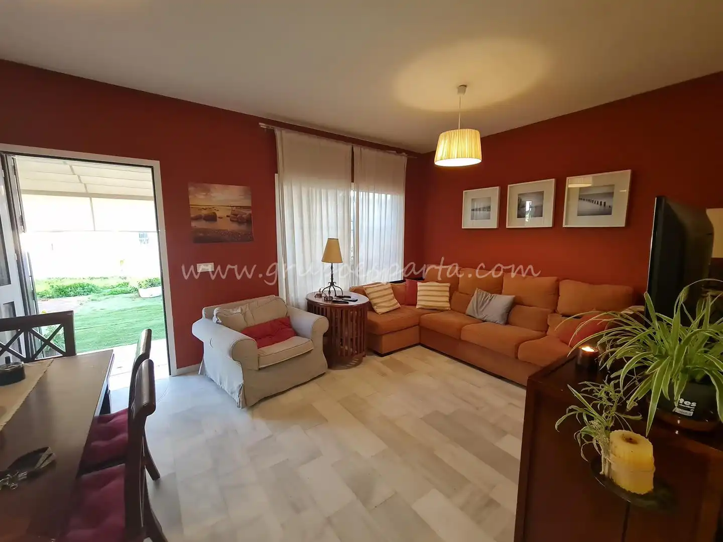 Sala de estar de Casa adosada en venta en Huévar del Aljarafe con Aire acondicionado, Jardín privado y Terraza