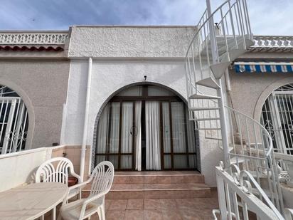 Vista exterior de Casa o xalet en venda en Torrevieja amb Aire condicionat, Jardí privat i Terrassa