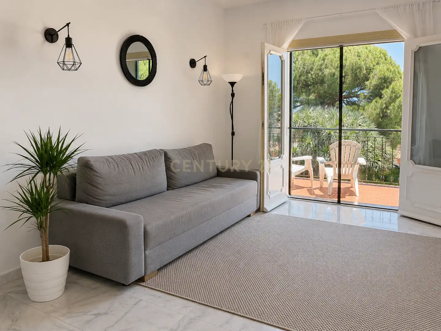 Sala d'estar de Apartament de lloguer en Benalmádena amb Aire condicionat, Jardí privat i Piscina