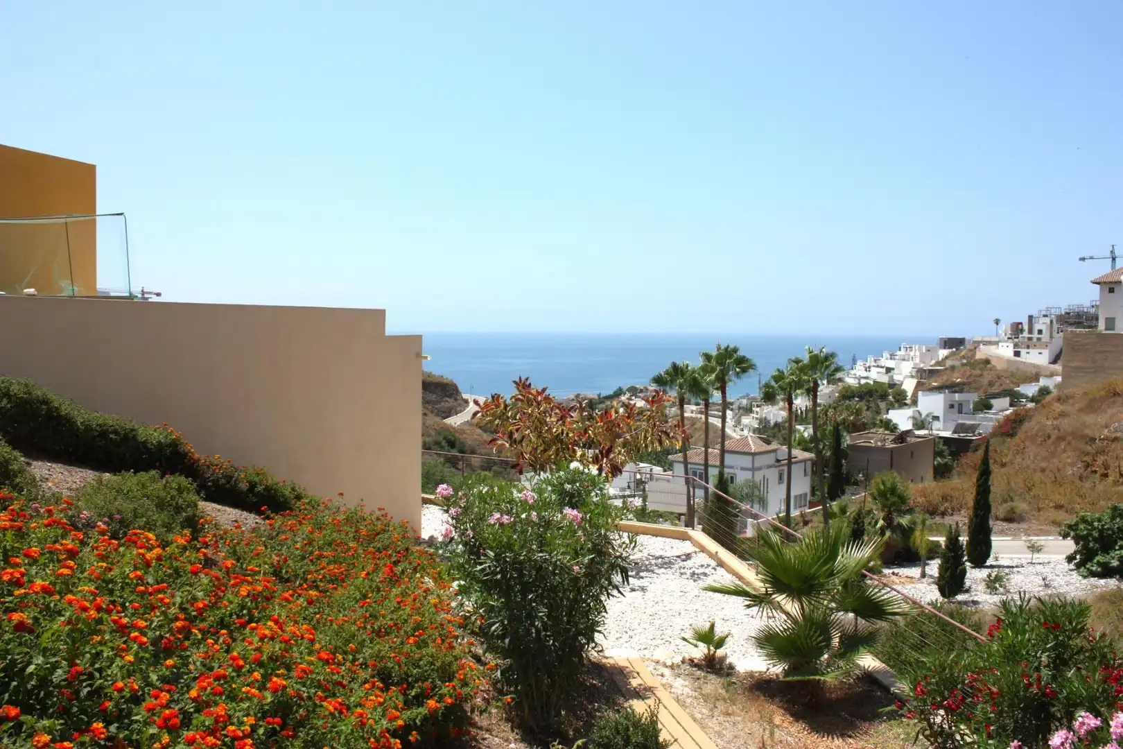 Vista exterior de Casa o xalet en venda en Torrox amb Aire condicionat, Jardí privat i Piscina