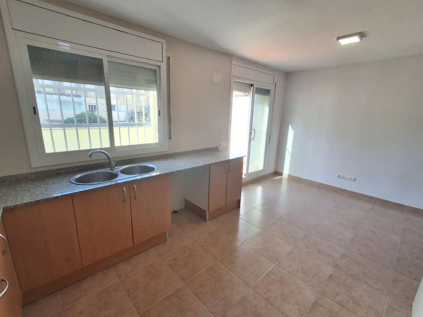 Cuina de Casa adosada en venda en Tortosa amb Aire condicionat, Calefacció i Jardí privat