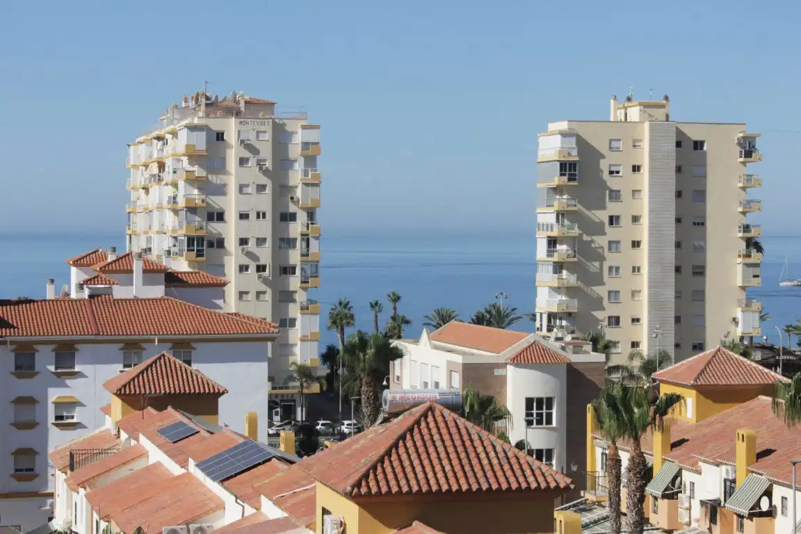 Vista exterior de Piso en venta en Vélez-Málaga con Terraza y Piscina comunitaria