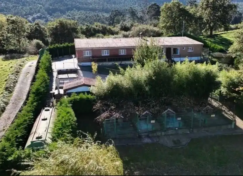 Vista exterior de Casa o xalet en venda en Medio Cudeyo amb Jardí privat, Parquet i Traster