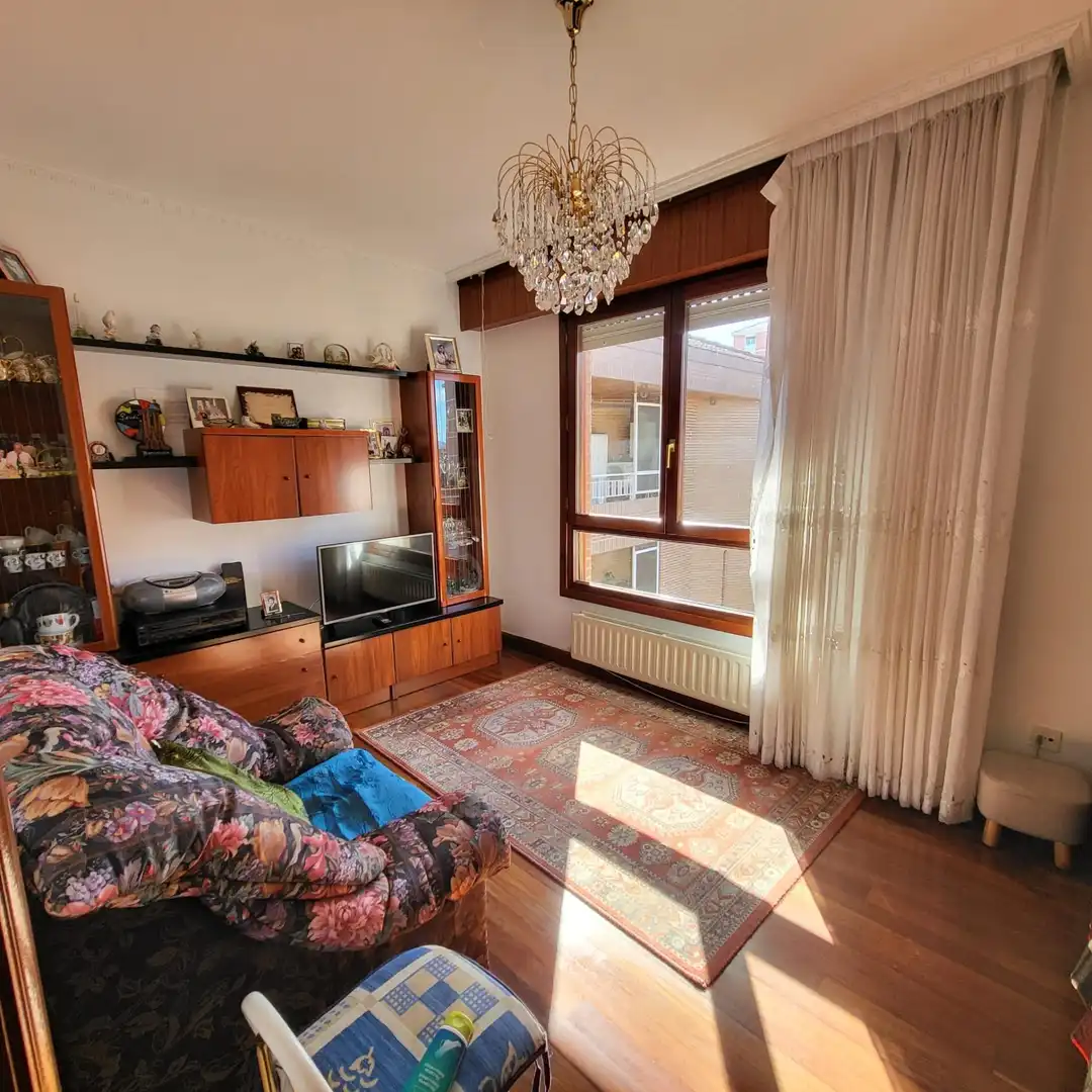 Sala de estar de Piso en venta en Basauri  con Calefacción, Terraza y Trastero