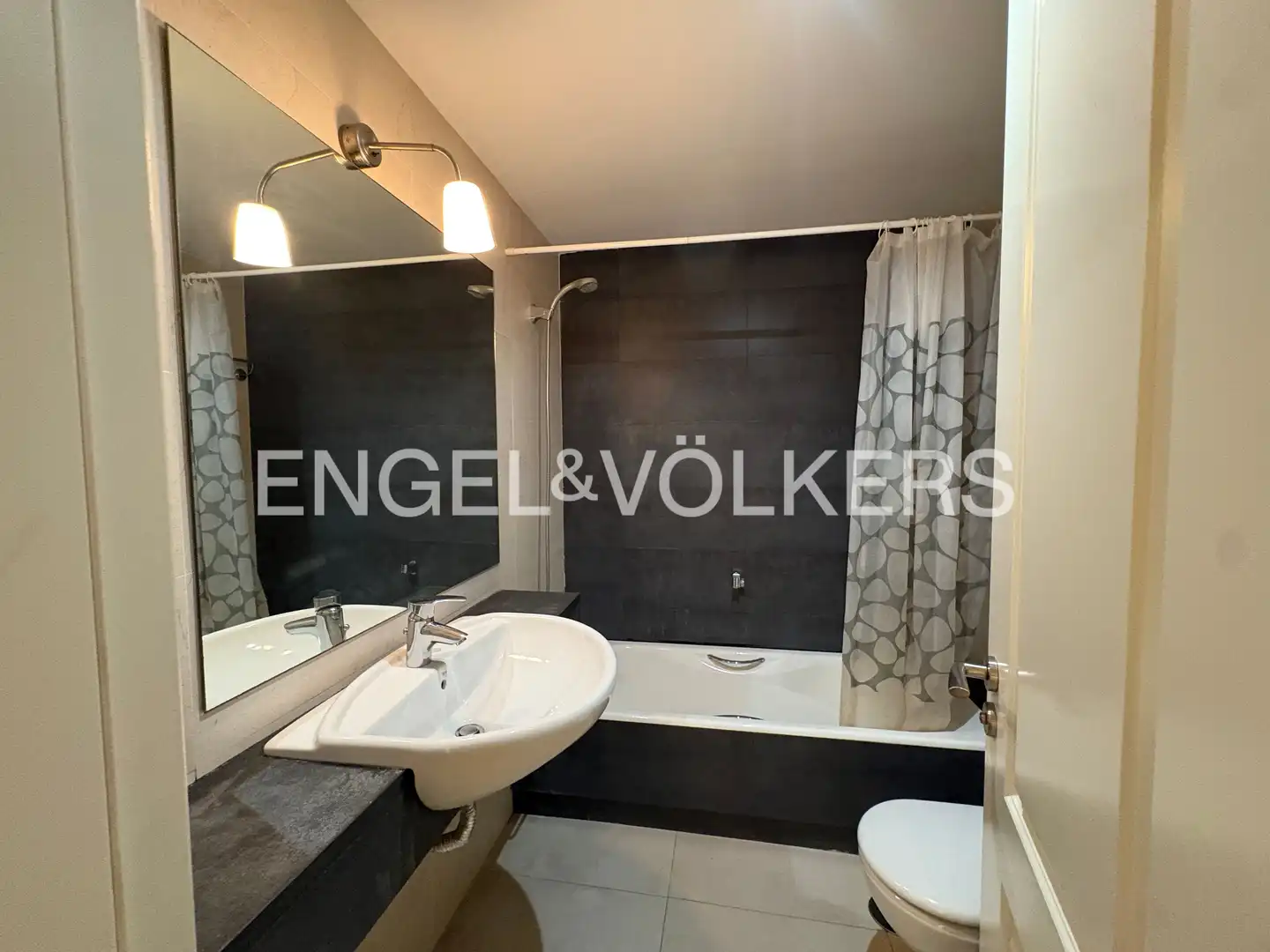 Bathroom of Attic for rent in Sevilla  with Air Conditioner, Heating and Private garden