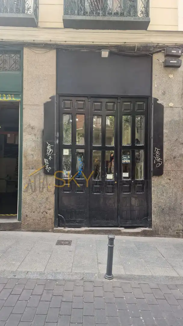 Vista exterior de Local en venta en Madrid