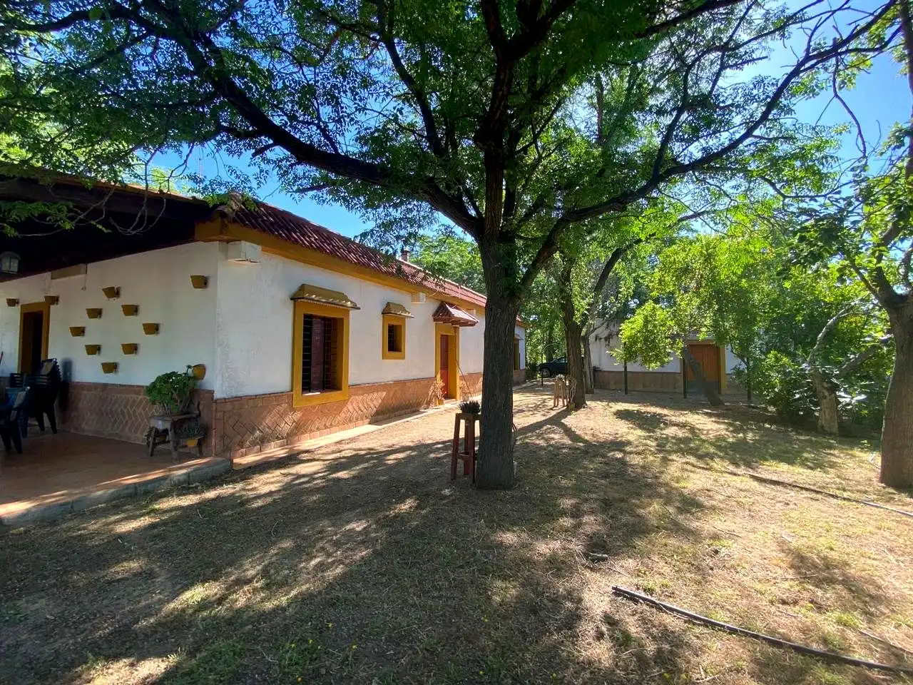 Vista exterior de Casa o xalet en venda en Alcalá de Guadaira amb Jardí privat, Terrassa i Piscina