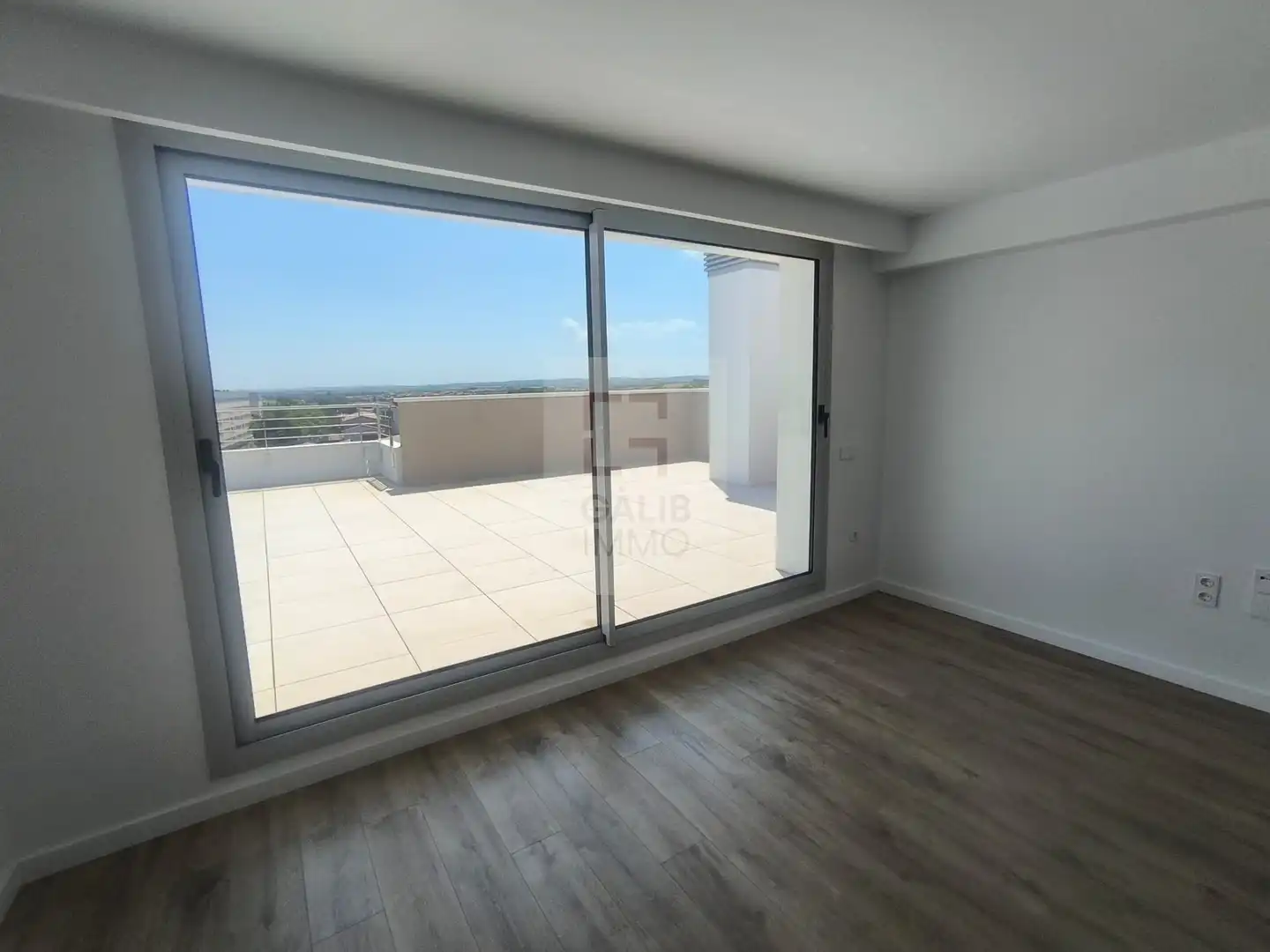 Schlafzimmer von Dachboden zum Verkauf in Figueres mit Klimaanlage, Terrasse und Abstellraum