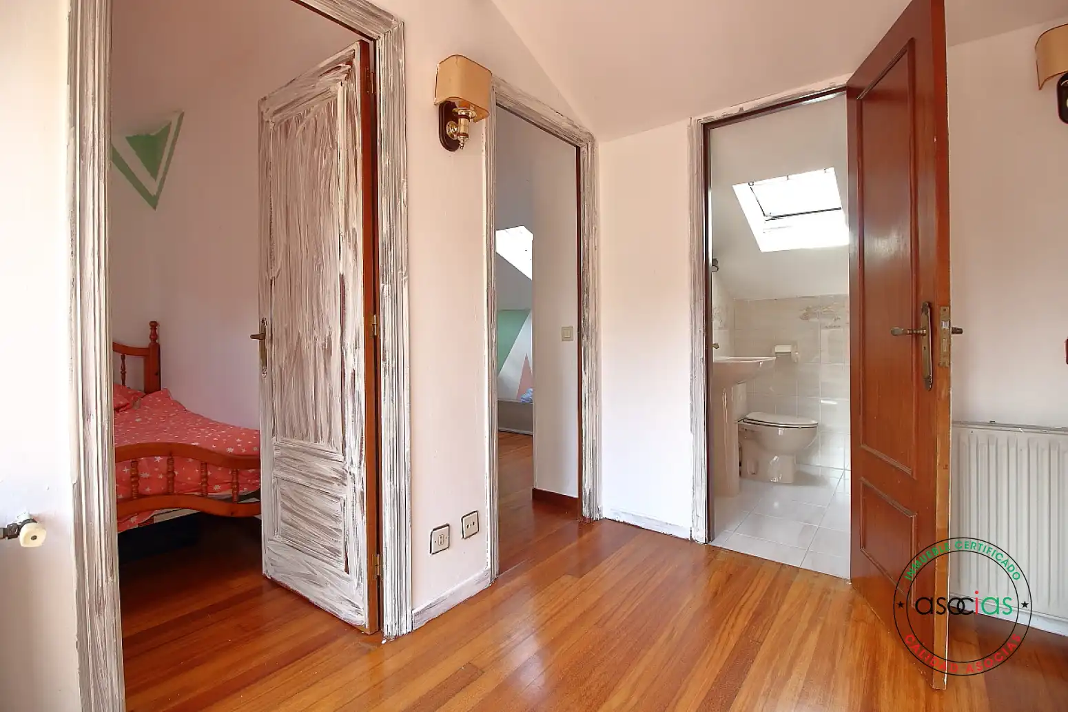 Dormitori de Casa o xalet en venda en Gijón  amb Calefacció, Parquet i Moblat