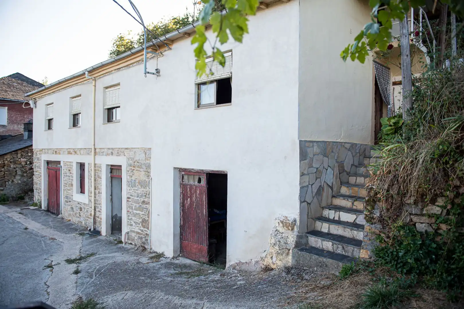 Vista exterior de Casa o xalet en venda en Corullón amb Calefacció, Jardí privat i Terrassa