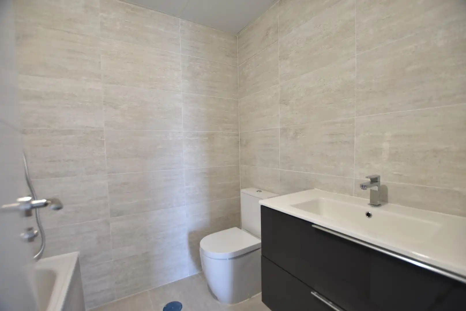 Baño de Piso de alquiler en Granada con Calefacción, Terraza y Piscina comunitaria