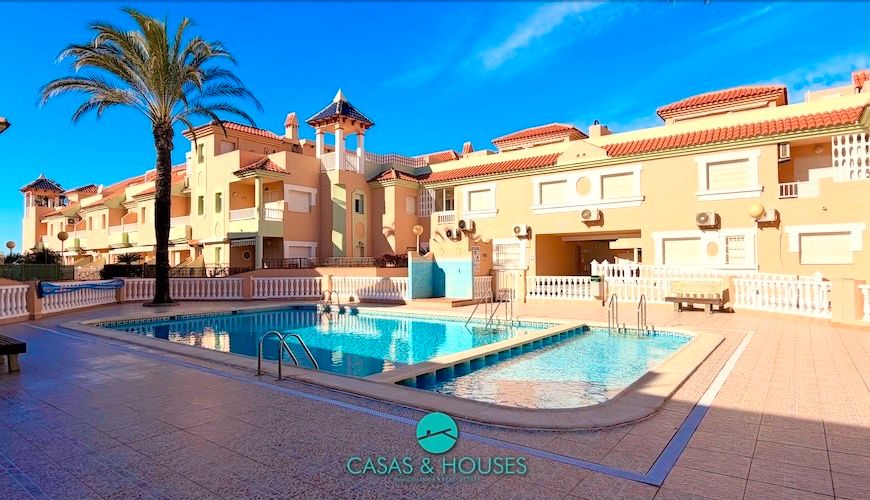 Vista exterior de Casa adosada en venda en La Manga del Mar Menor amb Aire condicionat, Calefacció i Jardí privat