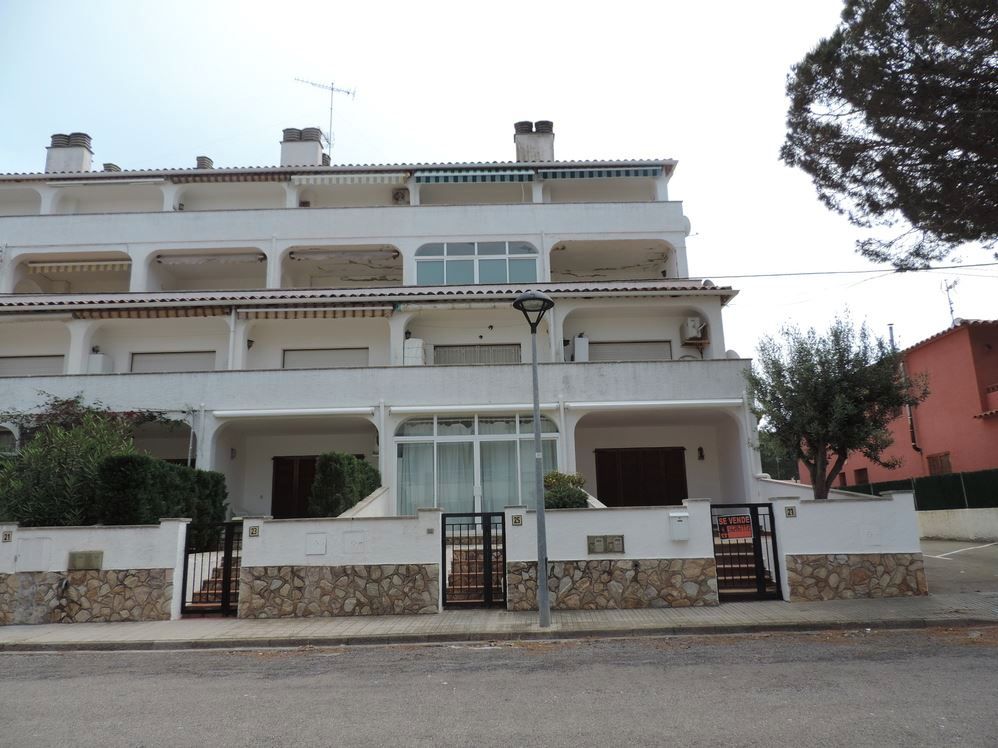 Vista exterior de Planta baja en venta en L'Escala con Jardín privado